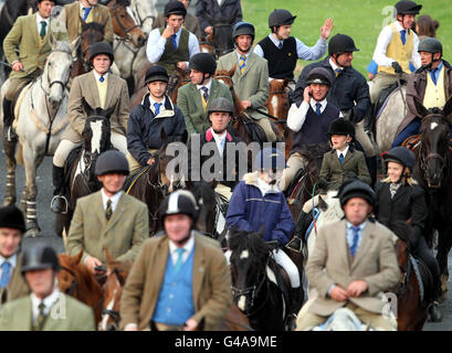 Les chevaux et leurs cavaliers traversent les rues de Hawick lors de la première sortie de la Hawick Common-Riding. Le Cornet et ses partisans se rendent sur leurs sorties, qui les voient visiter les villages et les fermes environnants. Cependant, le trajet principal - habituellement deux semaines avant le week-end de Common-Riding - est le trajet de vingt-quatre miles jusqu'à Mosspaul et retour. Banque D'Images