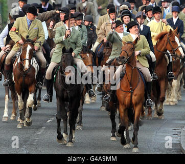 Les chevaux et leurs cavaliers traversent les rues de Hawick lors de la première sortie de la Hawick Common-Riding. Le Cornet et ses partisans se rendent sur leurs sorties, qui les voient visiter les villages et les fermes environnants. Cependant, le trajet principal - habituellement deux semaines avant le week-end de Common-Riding - est le trajet de vingt-quatre miles jusqu'à Mosspaul et retour. Banque D'Images