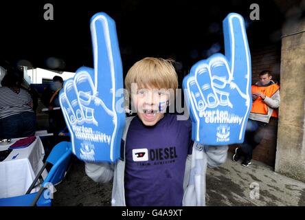 Un jeune fan montre son soutien pendant l'Everton in La journée de détente en famille Banque D'Images