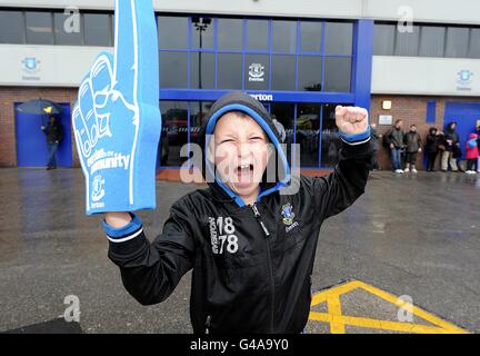 Un jeune fan montre son soutien pendant l'Everton in La journée de détente en famille Banque D'Images