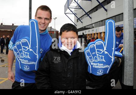 Un jeune fan montre son soutien pendant l'Everton in La journée de détente en famille Banque D'Images