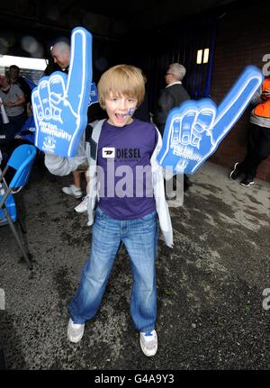 Football - Barclays Premier League - Everton / Manchester City - Goodison Park.Un jeune fan montre son soutien pendant la journée d'Everton dans le cadre de la vie familiale communautaire Banque D'Images