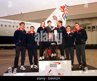 Bob Ayling, directeur général de British Airways, avec des athlètes britanniques (gauche-droite) Greg Searle, Jonathan Edwards, Alison Curbishley, médaillée d'or paralympique, Tanni Gray (fauteuil roulant), Kelly Holmes, nageuse paralympique médaillée d'or, Chris Holmes et Jonny Searle, à l'aéroport de Heathrow aujourd'hui (Weds) où BA a dévoilé leur nouvel avion dédié aux Jeux olympiques. La première compagnie aérienne internationale du Royaume-Uni a également annoncé son intention d'offrir des vols gratuits à tous les concurrents et officiels dans le cadre de son accord de parrainage avec l'Association olympique britannique et le Royaume-Uni paralympique Banque D'Images