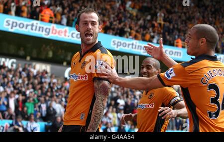 Football - Barclays Premier League - Wolverhampton Wanderers / West Bromwich Albion - Molineux.Steven Fletcher (au centre) de Wolverhampton Wanderers célèbre le premier but de son équipe avec Adlene Guedioura (à droite) Banque D'Images