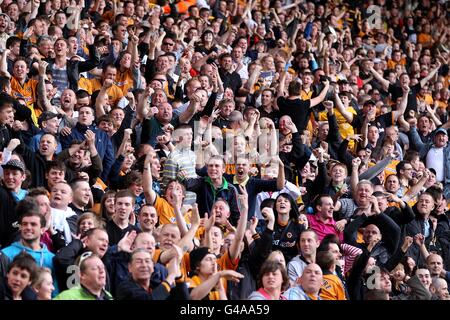 Les fans de Wolverhampton Wanderers célèbrent dans les tribunes après Steven Fletcher marque son premier objectif du jeu Banque D'Images