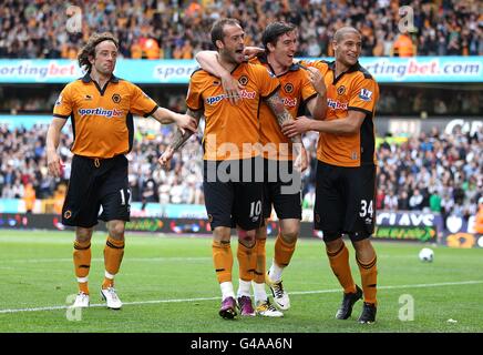 Steven Fletcher (au centre) de Wolverhampton Wanderers célèbre avec ses coéquipiers après avoir marquant le troisième but de son côté du jeu Banque D'Images