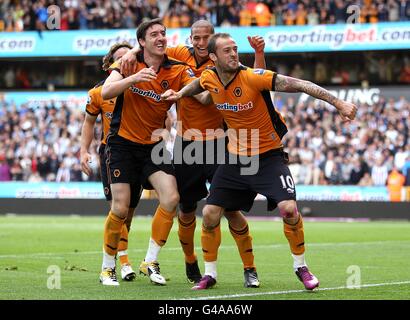 Steven Fletcher (à droite) de Wolverhampton Wanderers célèbre avec ses coéquipiers après avoir marquant le troisième but de son côté du jeu Banque D'Images