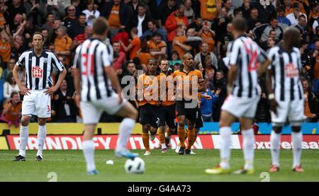 Les joueurs de West Bromwich Albion sont découragés tandis que Steven Fletcher (au centre) de Wolverhampton Wanderers célèbre le troisième but de son match avec ses coéquipiers Banque D'Images