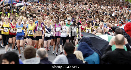 Les coureurs participent au 10K de Ignis Asset Management Women à Glasgow, en Écosse. Banque D'Images