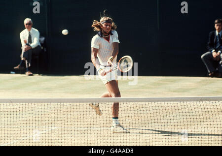 PA NEWS PHOTO 3/7/76 LA SUÈDE BJORN BORG EN ACTION À WIMBLEDON CET APRÈS-MIDI PENDANT SON MASCULIN DEMI-FINALE CHOC À ROSCOE TANNER (États-Unis). BORG a gagné le match 6-4 9-8 6-4 ET REMPORTE LA FINALE ET BATTRE LA ROUMANIE Ilie Nastase Banque D'Images