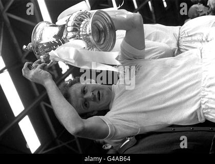 FILER : DATÉ de 16.5.1972 : alors que le capitaine de Leeds United Billy Bremner lève la FA Cup après avoir vaincu Arsenal 1-0 : l'ancien footballeur de Leeds et d'Écosse Billy Bremner est mort à l'hôpital suite à une crise cardiaque suspectée. * UNE statue pour commémorer Bremner a été dévoilée à l'extérieur du sol de la route d'Elland. La figure, qui est basée sur une posture classique de Bremner, les mains tenues en altitude en triomphe a été créée par le sculpteur renommé et fan de Leeds Utd Frances Segelman. Banque D'Images