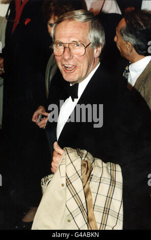 BARRY NORMAN, CRITIQUE DE CINÉMA, ARRIVE AU SAVOY POUR LE FILM D'OUVERTURE DU LONDON FILM FESTIVAL - KEEP THE ASPIDISTRAS FLYING Banque D'Images