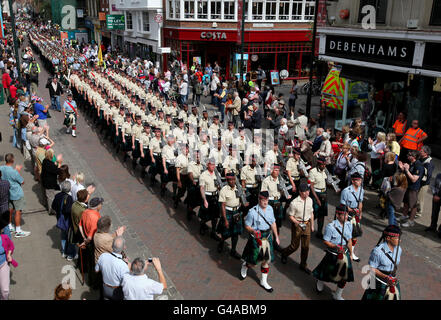 Des soldats des Argyll et des Sutherland Highlanders, 5e Bataillon du Royal Regiment of Scotland, défilent dans la High Street à Canterbury, dans le Kent, à la suite de leur récent retour de l'opération Herrick 13 à Helmand, en Afghanistan. Banque D'Images