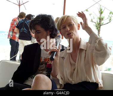 Tilda Swinton, qui joue Eve, et Ezra Miller, qui joue Kevin, lors d'une conférence de presse à Cannes pour la Palme d'Or nominés, nous avons besoin de parler de Kevin. Banque D'Images