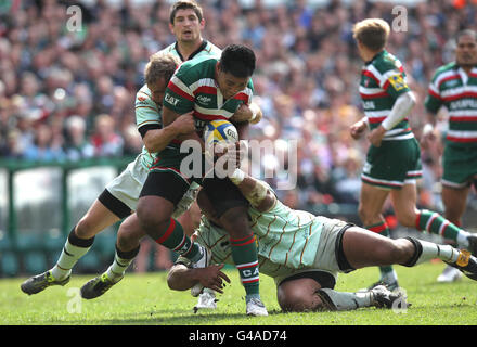 Alesana Tuilagi de Leicester est attaqué par Stephen Myler de Northampton et Soane Tanga'uiha lors du match semi final Aviva Premiership à Welford Road Leicester. Banque D'Images