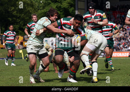 Le Manu Tuilagi de Leicester est attaqué par Lee Dickson et Chris Ashton de Northampton lors du match de finale de la semi-première Aviva à Welford Road Leicester. Banque D'Images