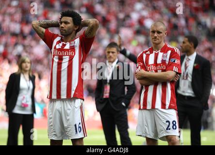 Jermaine Pennant de la ville de Stoke (2e à gauche) et Andy Wilkinson (2e à droite) semblent découragés après le coup de sifflet final Banque D'Images
