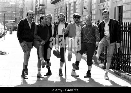 Pop stars Chas 'n' Dave sur le point de se mettre à genoux avec le mob de salle de match à Londres pour annoncer la sortie de leur nouvelle chanson 'Snooker Loopy'. La foule est une vedette de snooker (à partir de la gauche), Willie Thorne, Tony Meo, Terry Griffiths, Dennis Taylor et Steve Davis. Banque D'Images