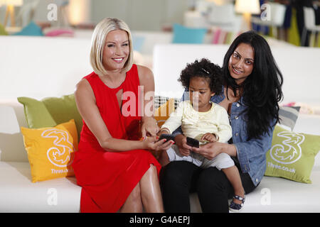 Denise Van Outen, présentatrice de télévision et maman, était dans l'ouest de Londres aujourd'hui pour lancer la campagne On the Go Mums de Three, qui montre aux mamans les avantages des smartphones et d'Internet en déplacement. Banque D'Images