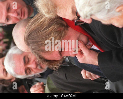 L'acteur français Gérard Depardieu grieves 27 novembre au cimetière de Bagneux Paris lors des funérailles d'célèbre chanteuse française Barbara, décédé le 25 novembre à partir de 'choc septique brusque'. (À l'arrière-plan est l'acteur français Jean-Claude Brialy) Banque D'Images