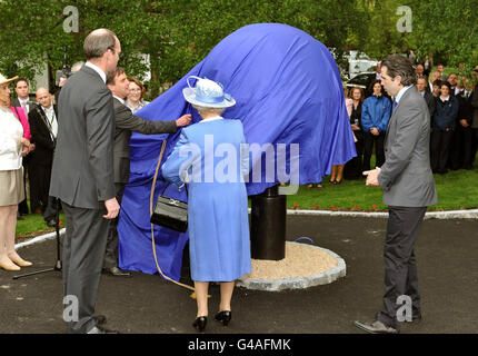 La reine Elizabeth II dévoile la statue « sea of Stars » lors d'une visite au Irish National Stud, l'un des plus grands centres de reproduction de chevaux d'Irlande, près de Dublin, Co Kildare. Banque D'Images