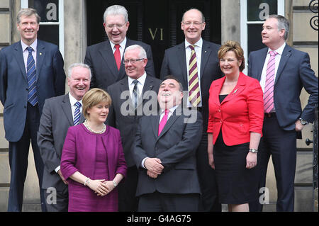 Le Premier ministre écossais Alex Salmond rit sur les marches de Bute House, à Édimbourg, avec son adjoint Nicola Sturgeon et son nouveau Cabinet (rangée arrière, de gauche à droite) le secrétaire à la Justice Kenny MacAskill MSP, le secrétaire à l'éducation Michael Russell MSP, le secrétaire aux Finances John Swinney, les Affaires rurales Richard Lochhead MSP, (Rangée du milieu, de gauche à droite) Alex Neil MSP, secrétaire à l'infrastructure, Bruce Crawford MSP, secrétaire aux affaires et au gouvernement, et Fiona Hyslop, secrétaire à la culture. Banque D'Images