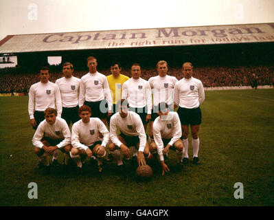 PA NEWS PHOTO 1968 L'ANGLETERRE L'ÉQUIPE DE FOOTBALL INTERNATIONAL QUI A BATTU LE PAYS DE GALLES à Cardiff. De gauche à droite (rangée arrière) ALAN MULLERY, Keith Newton, JACK CHARLTON, GORDON BANKS, GEORGE COHEN, Bobby Moore, Bobby Charlton. (De gauche à droite au premier rang) ROGER HUNT, Alan Ball, GEOFF HURST ET MARTIN PETERS Banque D'Images