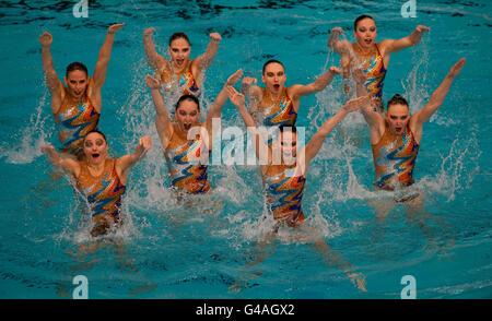 L'équipe russe se dispute les préliminaires libres lors du deuxième jour de la coupe européenne des champions de natation synchronisée LEN 2011 à Ponds Forge, Sheffield. Banque D'Images