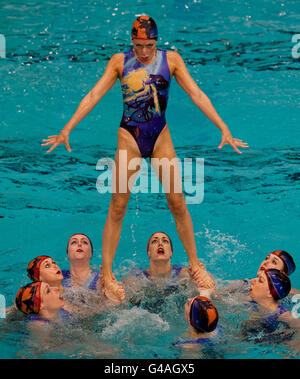 L'équipe de Grande-Bretagne se dispute les préliminaires gratuits pendant le deuxième jour de la coupe européenne des champions de natation synchronisée LEN 2011 à Ponds Forge, Sheffield. Banque D'Images