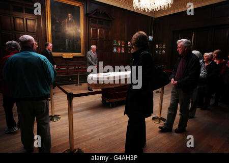 Les gens paient leurs derniers respects à l'ancien garret FitzGerald taoiseach car son corps se trouve dans l'état dans la maison de manoir Oak Room, Dublin avant ses funérailles dimanche. Banque D'Images