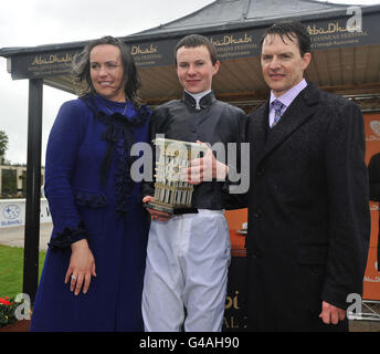 Joseph O'Brien avec le trophée Jockeys gagnant et ses parents le formateur Aiden O'Brien et sa mère Annemarie après avoir remporté les 2,000 Guinéas irlandais d'Abu Dhabi pendant la Journée guinéas d'Abu Dhabi 2000 à l'hippodrome de Curragh, Dublin. Banque D'Images