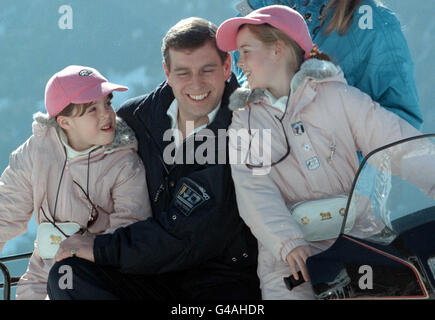 Le duc d'York, au cours d'une séance photo avec ses filles Princesses Beatrice (à droite), Eugénie, neuf ans et sept ans, à Verbier, en Suisse aujourd'hui (jeudi). PA PIC NEIL MUNNS. Voir PA Story ROYAL Duchess. Banque D'Images