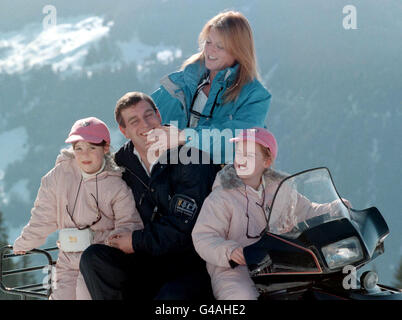 La duchesse de York donne à l'ancien mari le duc de York une brosse amicale, lors d'une séance photo avec leurs filles Princesses Beatrice (à droite), Eugénie, neuf ans et sept ans, à Verbier, en Suisse aujourd'hui (jeudi). PA PIC NEIL MUNNS. Voir PA Story ROYAL Duchess. Banque D'Images