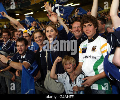 Les fans de Leinster célèbrent leur victoire sur Northampton Saints lors de la finale de la coupe Heineken au Millennium Stadium, Cardiff. Banque D'Images