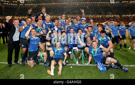 Leinster célèbre leur victoire sur Northampton lors de la finale de la coupe Heineken au Millennium Stadium de Cardiff. Banque D'Images