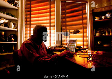 Romancier Crime Lawrence Block pose pour le photographe dans son appartement à New York, NY, USA, 27 juillet 2011. Banque D'Images