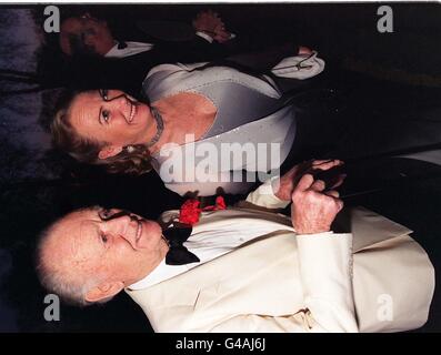 La légende du film Sir John Mills, accompagnée de sa fille Juliet, arrive à l'hôtel Dorchester de Londres ce soir (dimanche) pour un « gala avec studded de goudron » en l'honneur de son 90e anniversaire.Photo de Peter Jordan/PA.Voir l'histoire de PA SHOWBIZ Mills Banque D'Images