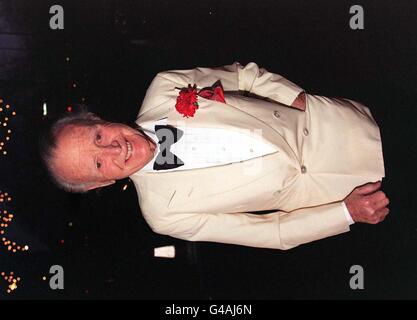 La légende du film Sir John Mills arrive à l'hôtel Dorchester de Londres ce soir (dimanche) pour un « gala avec studded de goudron » en l'honneur de son 90e anniversaire. Photo de Peter Jordan/PA. Voir l'histoire de PA SHOWBIZ Mills Banque D'Images