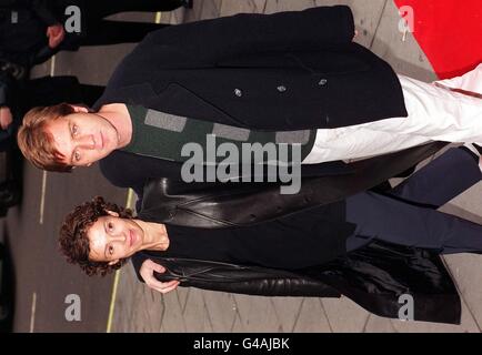 Ewan McGregor star de train Spotting arrive avec sa femme Eve aux Empire Awards 1998 sur Piccadilly cet après-midi (vendredi). Photo par Adam Butler/PA Banque D'Images