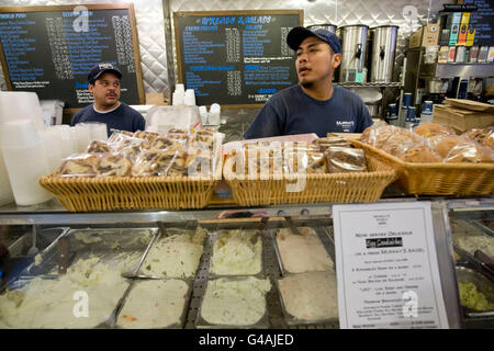 L'intérieur de la célèbre Murray's bagels bagel store sur la 8e avenue à New York City, États-Unis, 11 novembre 2008 Banque D'Images