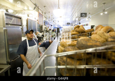 L'intérieur de la célèbre Murray's bagels bagel store sur la 8e avenue à New York City, États-Unis, 11 novembre 2008 Banque D'Images