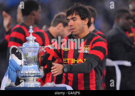 Carlos Tevez de Manchester City lors de la Manchester City FA Cup Victory Parade au City of Manchester Stadium, Manchester. Banque D'Images