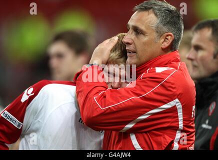 Elliott Whitehead, le capitaine de Sheffield United, est en larmes à la fin Du jeu est consolé par le directeur de l'académie John Pemberton Banque D'Images