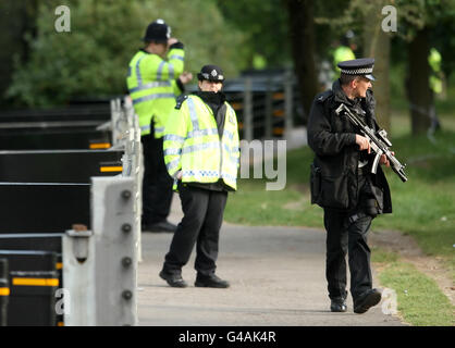 Les policiers se tiennent devant Winfield House, Regents Park, dans le centre de Londres, où le président américain Barak Obama a passé la nuit dernière après avoir pris l'avion pour le Royaume-Uni pour une visite d'État de trois jours. Banque D'Images