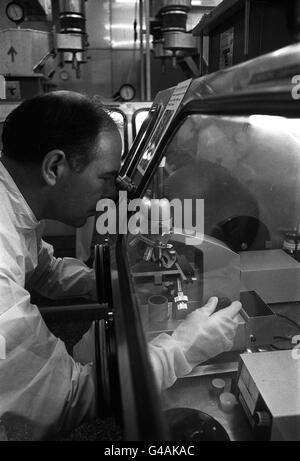 PA NEWS PHOTO 9/5/75 PORTON,WILTSHIRE UN LABORATOIRE POUR L'ÉTUDE DES MALADIES INFECTIEUSES À L'établissement de recherche microbiologique. M. DON GRANT UN AGENT SCIENTIFIQUE EST À L'AIDE D'UN MICROSCOPE À L'INTÉRIEUR DE L'UNE DES ARMOIRES étanches au gaz CONÇU POUR DONNER DE CONFINEMENT BIOLOGIQUE ABSOLUE. Banque D'Images