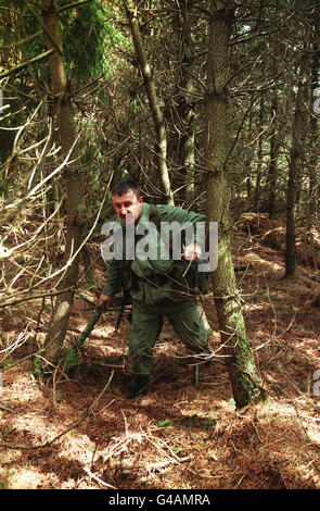 PA NEWS PHOTO 8/5/94 UN SOLDAT DE L'ARMÉE IRLANDAISE ARTISTE DISPARU IMELDA RINEY ET SON FILS DE 3 ANS LIAM. Leurs corps ont été retrouvés dans une tombe peu profonde près de LEUR VILLAGE DE WHITEGATE, comté de Clare, à proximité de l'endroit où un prêtre catholique JOSEPH WALSH a été trouvé. Banque D'Images