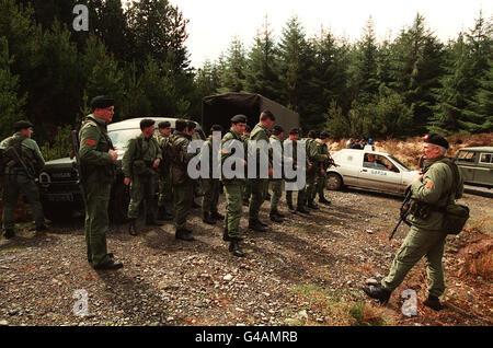 PA NEWS PHOTO 8/5/94 LES FORCES DE SÉCURITÉ D'IRLANDE ARTISTE DISPARU IMELDA RINEY (29) ET SON FILS DE 3 ANS LIAM. Leurs corps ont été retrouvés dans une tombe peu profonde près de LEUR VILLAGE DE WHITEGATE, comté de Clare, à proximité de l'endroit où un prêtre catholique JOSEPH WALSH a été trouvé. Banque D'Images