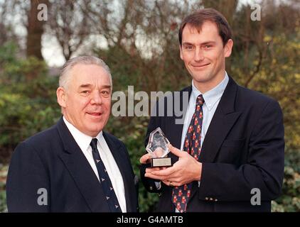 Yachtsman de l'année, Pete Goss (à droite), après avoir reçu le prix Reader's Digest European of the Year de Tony Bullimore, à Londres aujourd'hui (jeudi). Peter a héroïquement sauvé le Français Raphael Dinelli de la mort dans la course de yacht non-stop Vendee Globe de l'année dernière, perdant sa place gagnante dans le processus. Bullimore a survécu trois jours éprouvants dans une épave en mer. Photo de Michael Stephens. REGARDEZ L'HISTOIRE DES PA. Banque D'Images