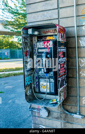 Téléphone vandalisé fort, quartier Commercial Drive, Vancouver, Colombie-Britannique, Canada, Banque D'Images