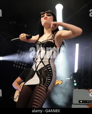 Le Big Weekend de radio 1 - Carlisle.Jessie J se prononçait sur la scène principale au Big Weekend de BBC radio 1, qui s'est tenu à l'aéroport de Carlisle. Banque D'Images